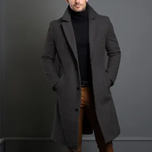 Vue détaillée montrant la texture d'un manteau mi-long en laine pour homme gris.