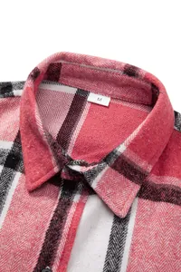 Primer plano del cuello de una camisa de franela a cuadros rojos con etiqueta de talla M