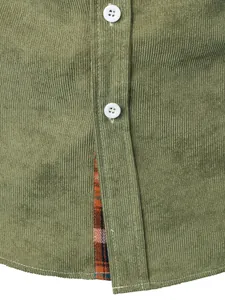 Primo piano di una camicia da uomo in velluto a coste verde con bottoni bianchi e fodera