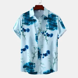 Détail d'une chemise hawaïenne pour homme avec imprimé floral à l'encre aquarelle bleue