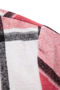 Primer plano de la tela de camisa de cuadros rojos y negros con tejido de espiga