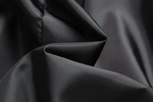 Primer plano que muestra la fina textura y el tejido de la tela negra de alta calidad