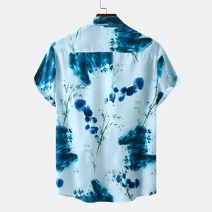 Vue arrière d'une chemise hawaïenne pour hommes avec imprimé bleu effet aquarelle.