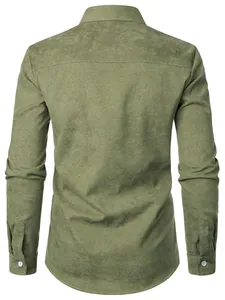 Dettaglio posteriore della camicia da uomo in velluto a coste verde oliva a maniche lunghe