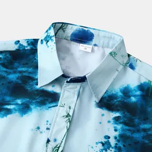 Détail du col d'une chemise hawaïenne pour homme avec motif à l'encre bleue et étiquette M