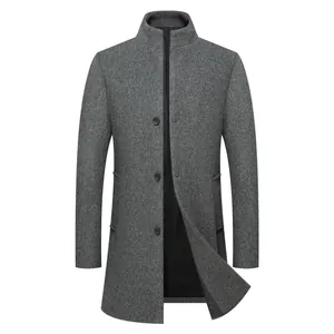 Vista frontal de abrigo de lana gris de largo medio para hombre con cuello levantado.