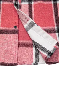 Primer plano detallado de tela de camisa a cuadros rojos con tejido de espiga y botón