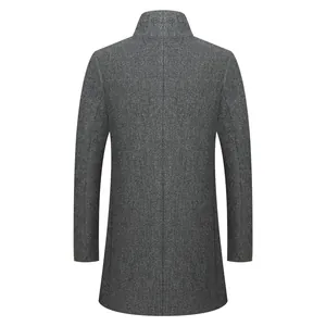 Vista trasera de un abrigo de lana gris para hombre con un diseño clásico de cuello alto