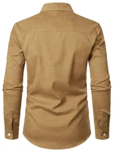 Vista posteriore dettagliata di una camicia a maniche lunghe in velluto a coste senape da uomo