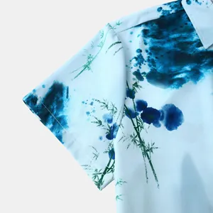 Détail d'une chemise homme à manches courtes avec imprimé floral à l'encre bleue