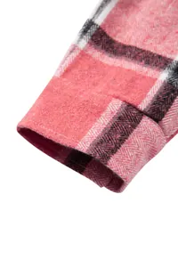 Primer plano del tejido de cuadros rojos y blancos de una camisa gruesa de hombre