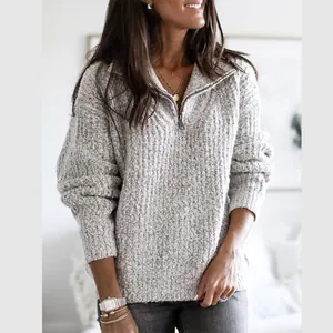Détail d'un pull en maille grise pour femme avec fermeture éclair porté par un mannequin