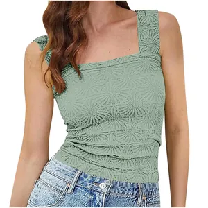 Gros plan sur un débardeur vert clair à fleurs jacquard avec col carré pour femmes