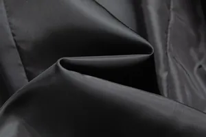 Detalle macro de la textura de tela sintética negra de alta densidad para abrigo hombre