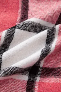 Detalle macro de la tela de cuadros rojos y negros con textura de espiga para camisa