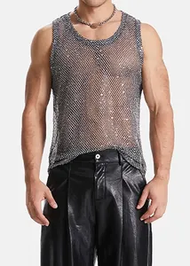 Détail du débardeur transparent en maille argentée pour homme, tissu métallique