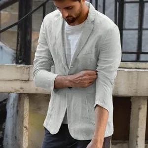 Primo piano di un blazer casual da uomo in lino grigio chiaro con vestibilità morbida