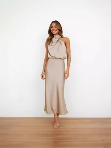 Elegantes ärmelloses Maxikleid aus champagnerfarbenem Satin mit Neckholder.