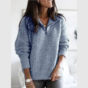 Vue détaillée d'un pull en tricot bleu avec fermeture éclair quart pour femme.