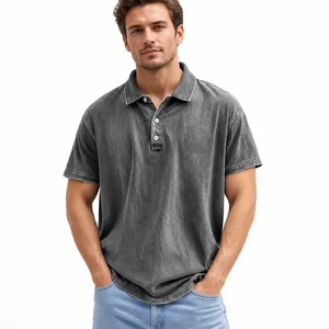 Polo de hombre en algodón gris lavado vintage con cuello abotonado y manga corta.
