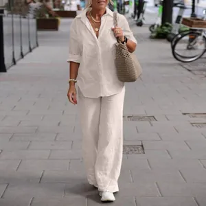 Gesamtansicht des weißen zweiteiligen Leinen-Sets für Damen mit Hemd und weiter Hose