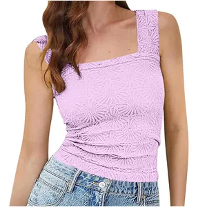 Détail d'un débardeur lilas à col carré pour femme avec une texture jacquard fleurie
