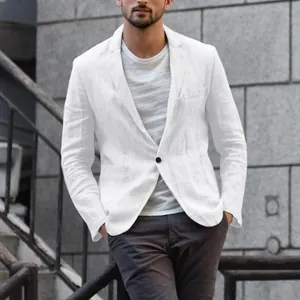 Blazer casual da uomo in cotone e lino bianco indossato da un modello in città