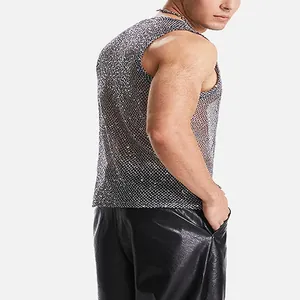 Vue latérale d'un débardeur en maille métallique argentée pour hommes au design ajouré
