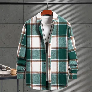 Detalle macro del patrón de cuadros de franela verde y blanco en camisa de hombre