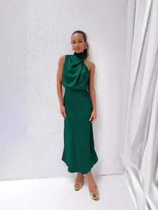 Elegantes dunkelgrünes ärmelloses Satin-Midikleid für Damen mit hohem Ausschnitt-Design