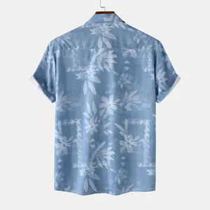 Achteraanzicht van een lichtblauw herenoverhemd met korte mouwen en bloemenprint.