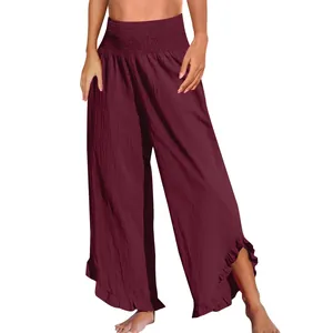 Detailansicht der weinroten Hose mit hoher Taille, weitem Bein und gerüschtem Saum
