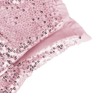 Detalle macro de la textura de lentejuelas rosas y la cremallera en falda mini sexy