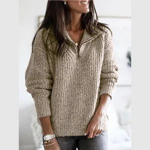 Détail d'un pull en maille beige pour femme avec col zippé et texture côtelée élégante