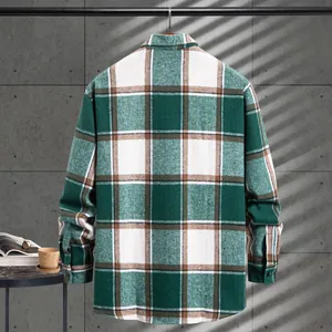 Vista trasera de una camisa casual de manga larga a cuadros verde y blanco para hombre