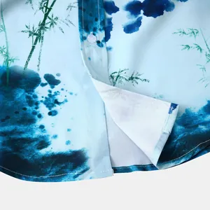 Vue détaillée du motif bambou à l'encre et des coutures sur une chemise hawaïenne bleue pour homme