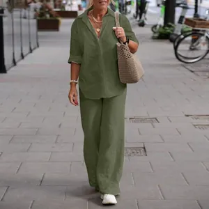 Detailansicht des olivgrünen Damen-Sets mit Revershemd und lässiger Weitbeinhose für den Herbst