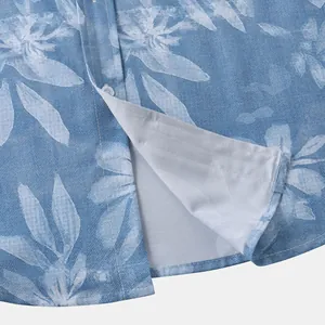 Gedetailleerde weergave van de zoom en knopen van een blauw herenoverhemd met bloemen