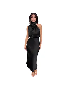 Elegantes schwarzes ärmelloses Maxikleid aus Satin mit Stehkragen für Abendveranstaltungen