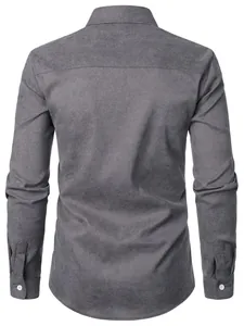 Vista posteriore di una camicia da uomo in velluto a coste grigio con texture morbida