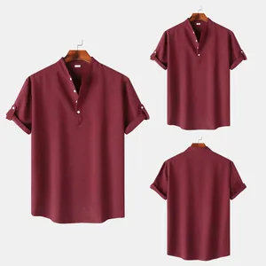 Camisa de hombre rojo oscuro con cuello mao y manga corta, vistas frontal y trasera detalladas
