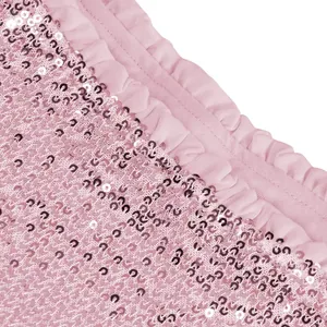 Primer plano de minifalda de lentejuelas rosas con detalles brillantes y cintura volada.