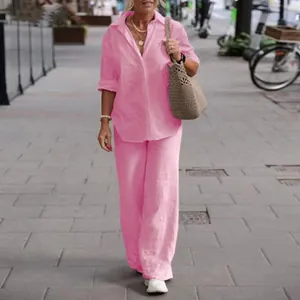 Straßenstil eines lässigen rosa zweiteiligen Leinenhemdes und einer weiten Hose