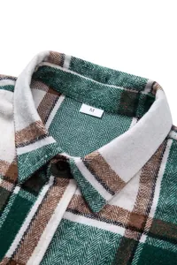 Primer plano detallado del cuello de una camisa de franela a cuadros verdes y marrones