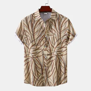 Vue détaillée d'une chemise hawaïenne pour homme avec imprimé de feuilles brunes