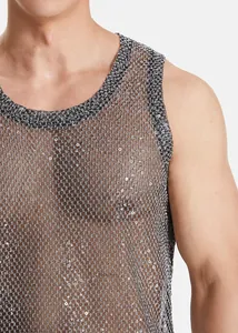 Détail d'un débardeur en maille à paillettes argentées pour hommes montrant la texture