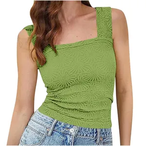 Détail d'un débardeur vert pour femme à col carré avec texture jacquard florale