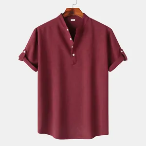 Camisa de hombre burdeos con cuello mandarín, manga corta con botones y detalle de tira