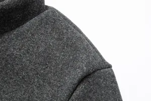 Primer plano de la textura de un abrigo de lana gris para hombre con cuello levantado