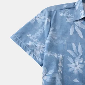 Detailopname van blauw herenoverhemd met korte mouwen, bloemenpatroon en stoftextuur